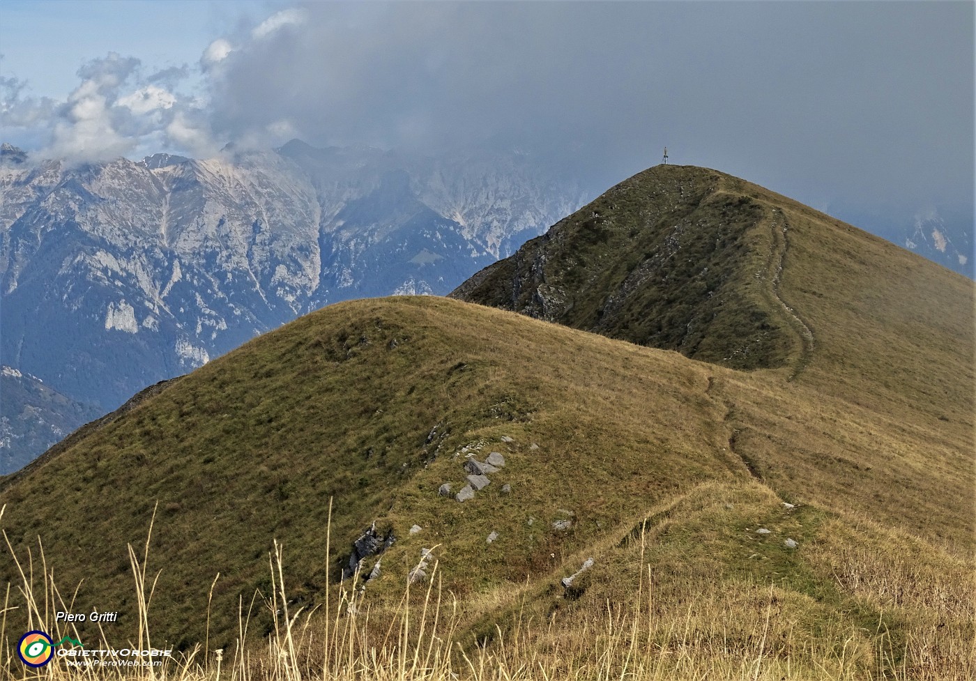 42 Dall'Aralalta (2006 m) vista verso il Pizzo Baciamorti (2009 m).JPG